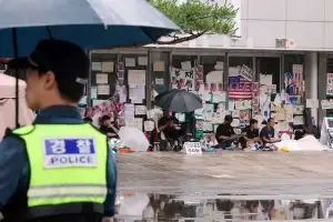‘가스총’ 찬 80대男, 잠실개표소 시위 현장서 제지