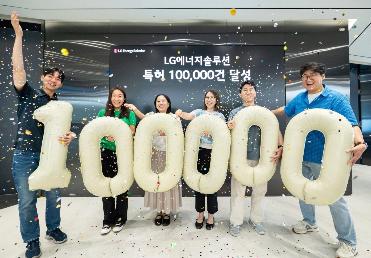 서울 여의도 LG에너지솔루션 본사에서 직원들이 특허 10만 건 돌파 기념 촬영을 하고 있다. LG에너지솔루션 제공