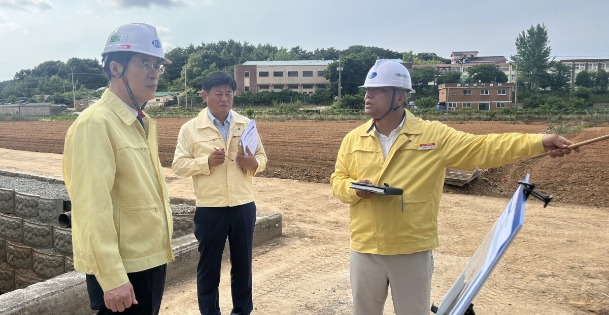 전남도가 지난 18일 무안 중상하천 재해복구사업장 현장점검을 하고 있다.