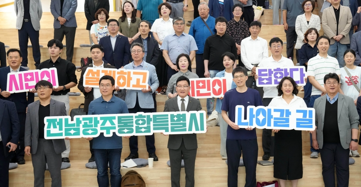 강위원 전라남도 경제부지사가 20일 도청 소공연장에서 전남 청책대동회 ‘바란’ 참석자들과 기념촬영을 하고 있다.