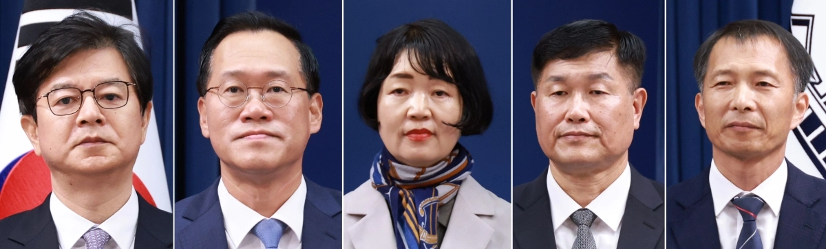청와대는 21일 이재명 대통령이 신임 홍보수석 등을 임명했다고 밝혔다. 사진은 이날 강훈식 비서실장의 인사브리핑에 참석한 신임 참모들.      왼쪽부터 홍보소통수석 성기홍 전 연합뉴스 사장, 민정수석비서관 한찬식 김앤장법률사무소 변호사, 사회수석비서관 김경자 우석대 객원교수, 국가안보실 1차장 강건작 대통령직속 미래국방전략위원회 위원, 국가안보실 3차장 송기호 경제안보비서관. 2026.6.21