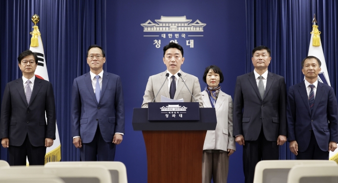 李대통령, 청와대 개편… 홍보수석 성기홍·민정수석 한찬식·사회수석 김경자