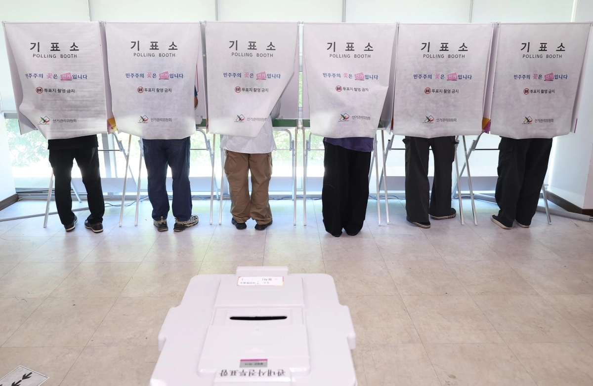 지난달 30일 대구 달성군 유가읍 행정복지센터에 마련된 사전투표소에서 유권자들이 투표하고 있다. 대구 연합뉴스
