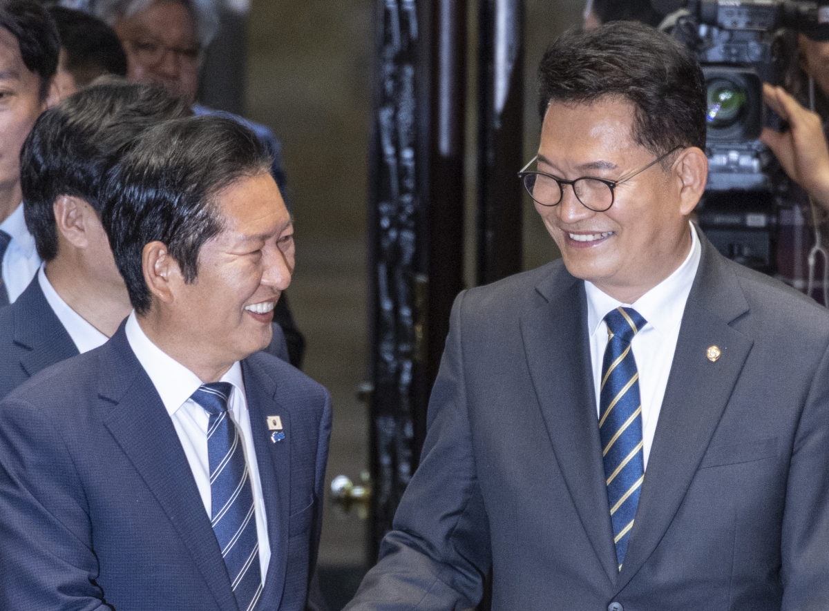 반갑지만 무거운 악수
