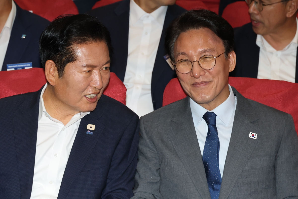 지방선거 당선자 워크숍에서 만난 정청래 대표와 김민석 총리