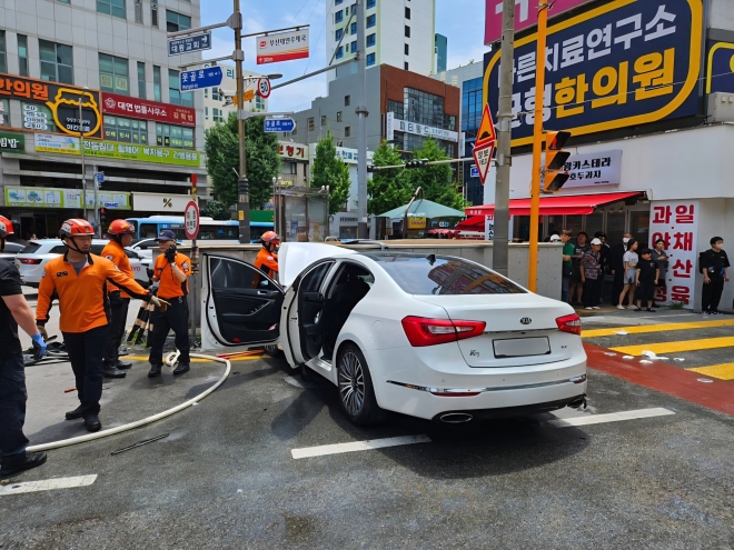 부산서 70대 운전하던 승용차 보행자 덮쳐 2명 사망