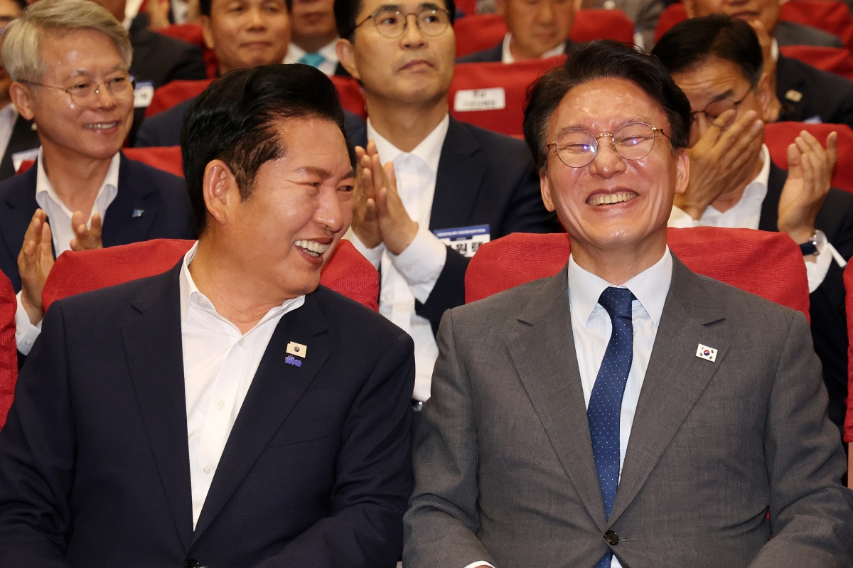 정청래(앞줄 왼쪽) 더불어민주당 대표와 김민석(오른쪽) 국무총리가 21일 국회의원회관에서 열린 ‘6·3 지방선거 단체장 당선자 워크숍’에서 환하게 웃으며 대화를 나누고 있다. 뒷줄 왼쪽부터 민형배 전남광주통합특별시장 당선인, 이원택 전북지사 당선인. 뉴스1