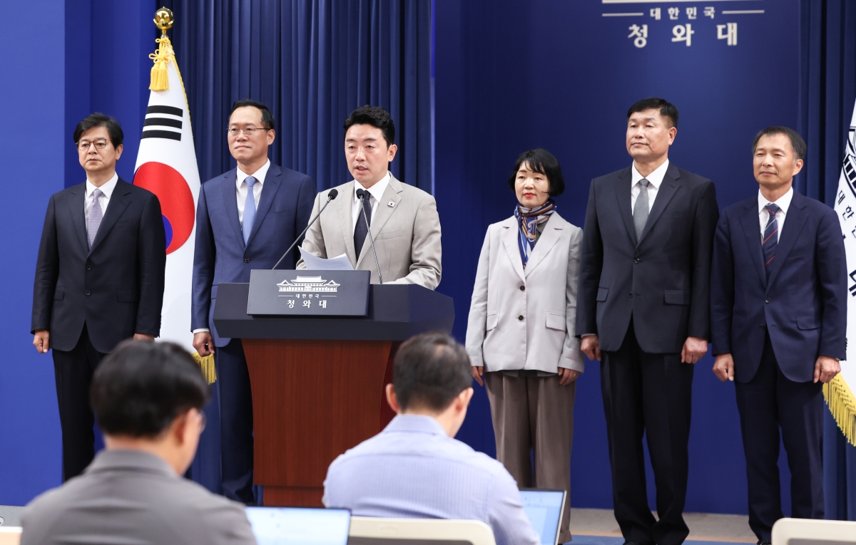 이재명 대통령이 21일 집권 2년 차를 맞아 청와대 수석급 참모진 인사를 단행했다고 강훈식 비서실장이 춘추관에서 발표하고 있다. 왼쪽부터 성기홍 홍보소통수석, 한찬식 민정수석, 강 실장, 김경자 사회수석, 강건작 국가안보실 1차장, 송기호 3차장. 뉴스1