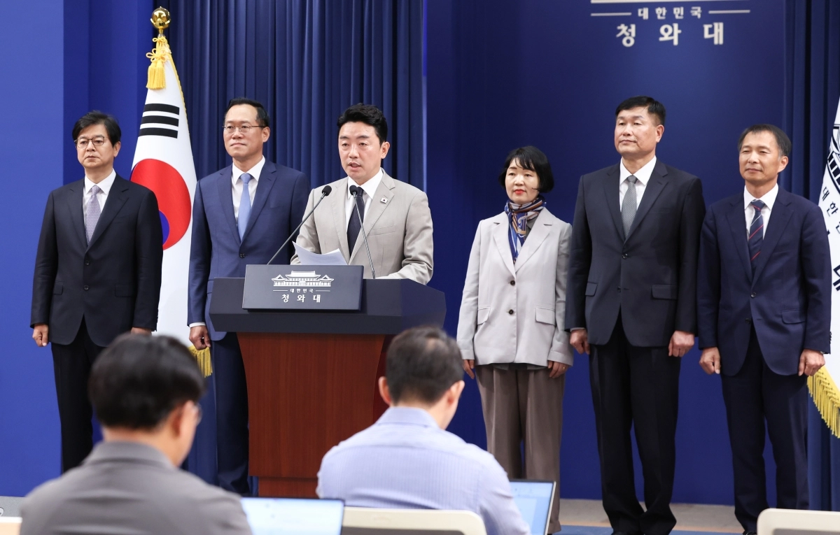 이재명 대통령이 21일 집권 2년 차를 맞아 청와대 수석급 참모진 인사를 단행했다고 강훈식 비서실장이 춘추관에서 발표하고 있다. 왼쪽부터 성기홍 홍보소통수석, 한찬식 민정수석, 강 실장, 김경자 사회수석, 강건작 국가안보실 1차장, 송기호 3차장. 뉴스1