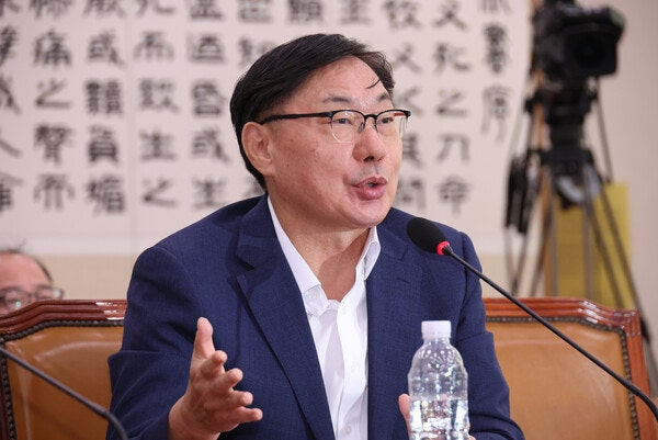 이화영 전 경기도 평화부지사가 지난 10월2일 국회 법제사법위원회에서 열린 박상용 수원지검 부부장검사 ‘탄핵소추 사건’ 청문회에 출석해 질의에 답변하고 있다. 연합뉴스