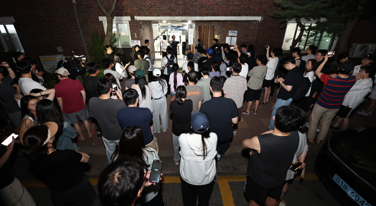 6·3 지방선거 본투표일인 3일 투표용지 부족으로 투표시간이 오후 10시까지 연장된 서울 송파구 잠실7동 제2투표소 앞에 주민들이 모여 있다. 연합뉴스