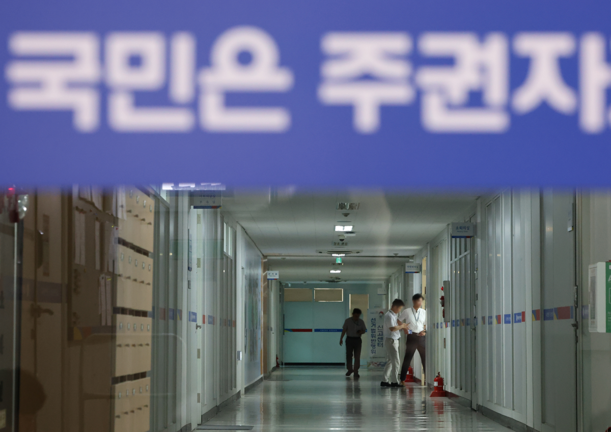 6·3 지방선거 투표용지 부족 사태를 수사 중인 검경 합동수사본부는 11일 중앙선거관리위원회, 지역 선거관리위원회 등에 대한 압수수색을 실시했다. 사진은 이날 오후 압수수색 중인 서울시선거관리위원회. 연합뉴스