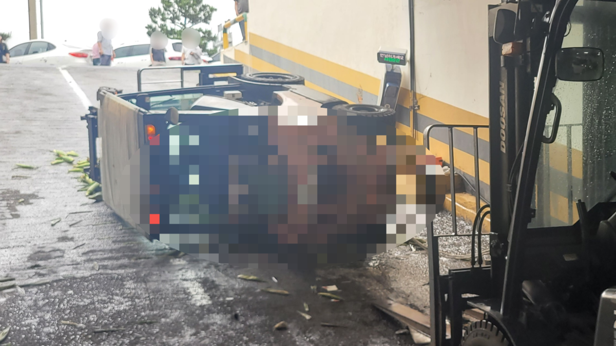 지난 19일 오후 3시 33분쯤 제주시 애월읍 한 하나로마트 지하주차장에서 20대 지게차운전자가 지게차에 깔려 숨지는 사고가 발생했다. 제주도소방안전본부 제공