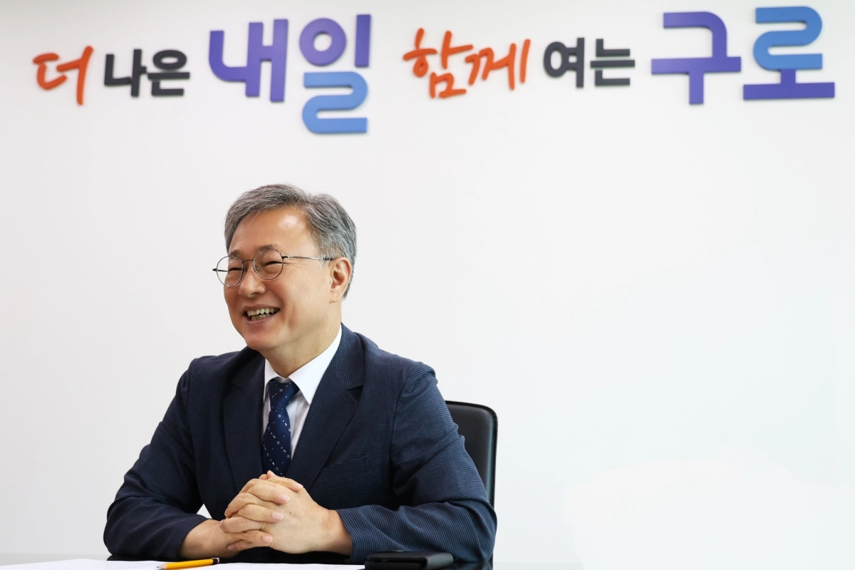 더불어민주당 후보로는 처음으로 구로 전체에서 승리한 장인홍 서울 구로구청장은 19일 집무실에서 진행한 인터뷰에서 “보궐선거에서 이겼을 때보다 무거운 책임감을 느낀다”고 밝혔다. 그는 구로형 기본사회의 속도를 내고 구로차량기지, 정비사업 등 숙원사업의 고삐를 죄겠다고 다짐했다. 구로구 제공