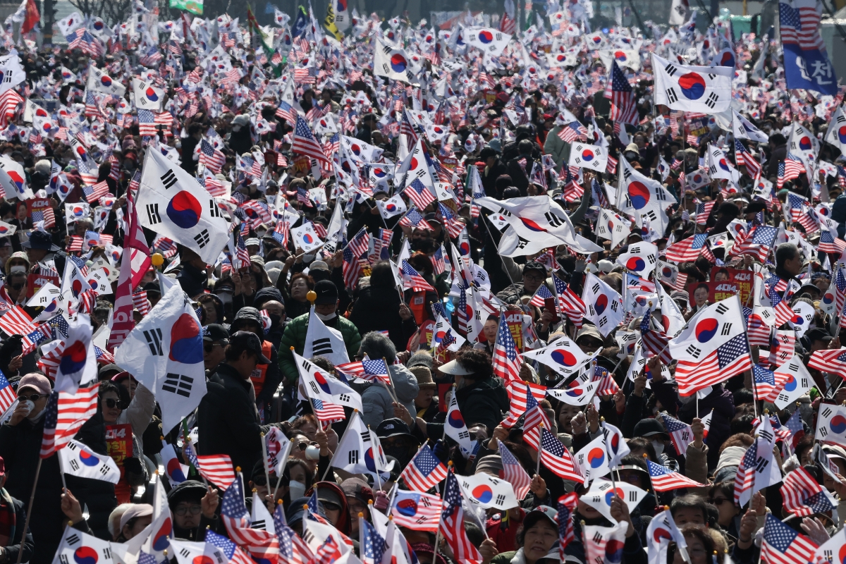 서구의 극우는 자민족 제일주의, 반세계화 등을 내세우고 있지만 한국의 극우는 미국 중심의 세계화, 일본 국가주의에 찬동하며 강자의 권력을 옹호하는 독특한 특징을 보인다. 뉴스1