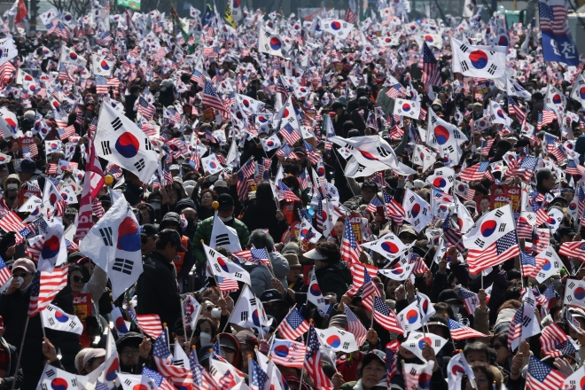 강대국 권력 옹호하는 한국 극우… 조롱과 혐오를 분출하다