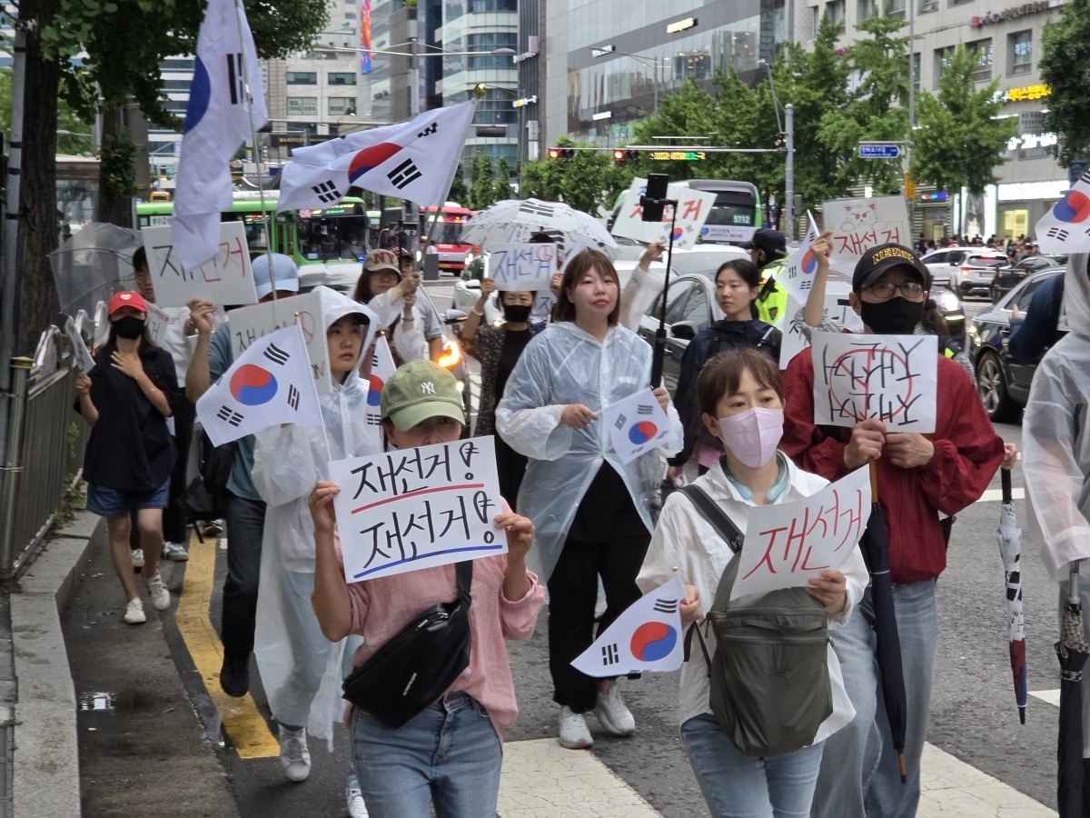 지난 20일 서울 마포구 홍대입구역 근처에서 재선거를 요구하며 가두행진을 하는 청년단체. 뉴스1