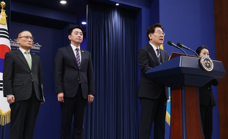 이재명 대통령이 19일 청와대 춘추관에서 G7참석·유럽순방 결과 브리핑을 하고 있다. 이 자리에서 이 대통령은 “보완수사를 아주 예외적인 경우까지 다 봉쇄하면 나중에 문제가 될 수도 있다는 게 제 생각”이라며 “엄격한 조건 아래 최소한만 유지했으면 좋겠다”고 밝혔다. 연합뉴스