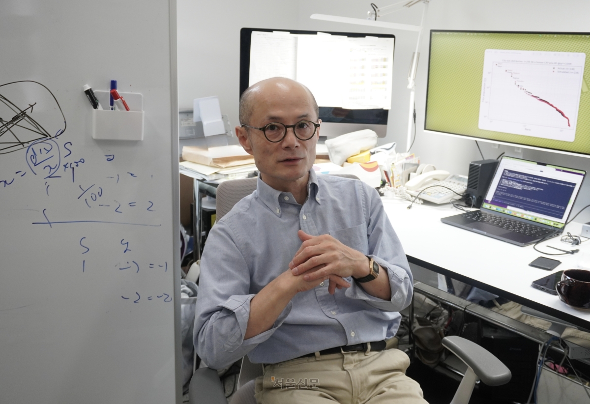 모리 토모야 교수가 지난 18일 교토대 경제연구소에서 서울신문과 인터뷰 하고 있다. 그는 현재 11곳인 인구 100만 이상 일본 도시가 100년 뒤에는 4곳으로 줄어들 것이라는 전망으로 주목받았다.