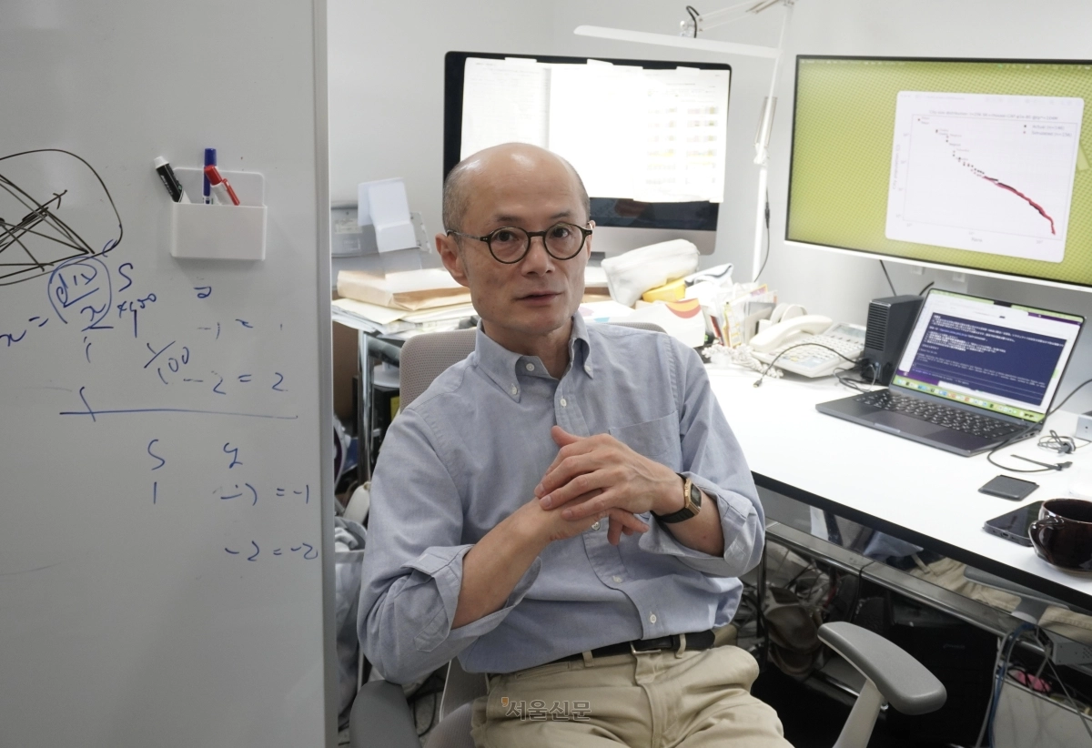 모리 토모야 교수가 지난 18일 교토대 경제연구소에서 서울신문과 인터뷰 하고 있다. 그는 현재 11곳인 인구 100만 이상 일본 도시가 100년 뒤에는 4곳으로 줄어들 것이라는 전망으로 주목받았다.