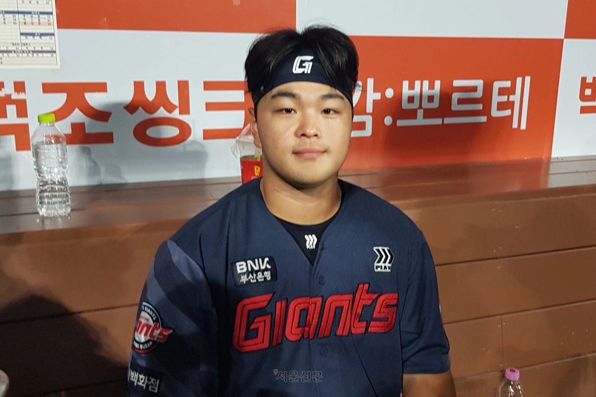 롯데 자이언츠 김동현이 21일 서울 고척스카이돔에서 열린 롯데와 키움 히어로즈의 경기에서 수훈선수로 취재진과 만나 인터뷰하며 살며시 미소 짓고 있다. 2026.6.21 류재민 기자