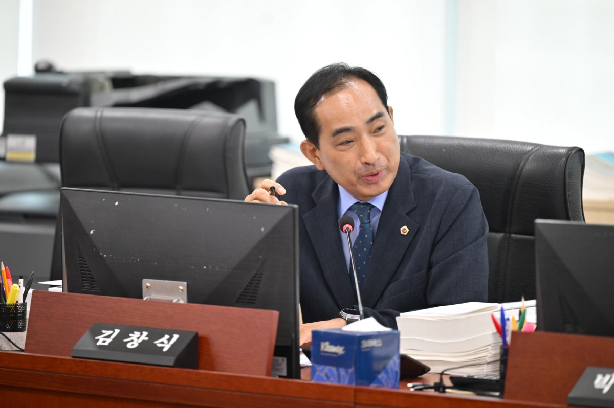 ▲ 김창식 의원이 제391회 정례회 결산 심사에서 경기도청 농수산생명과학국을 대상으로 예산 교부와 집행관리 체계 개선을 주문하고 있다. (사진=경기도의회)