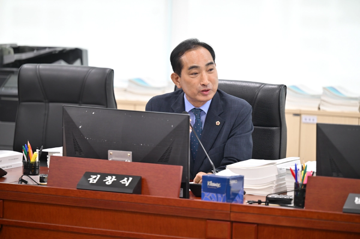 ▲ 김창식 의원이 제391회 정례회 결산 심사에서 남양주시를 비롯한 경기도 공공심야약국의 사각지대 해소 대책을 요구하고 있다. (사진=경기도의회)