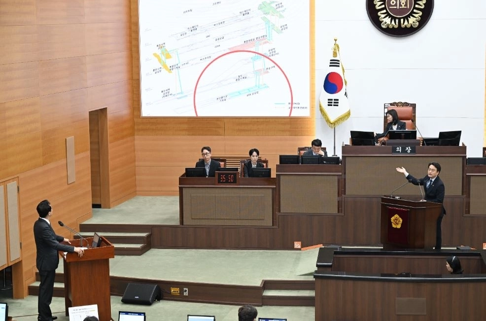 제336회 서울시의회 정례회 시정질문에서 오세훈 시장에게 질의하는 박유진 의원. 서울시의회 제공
