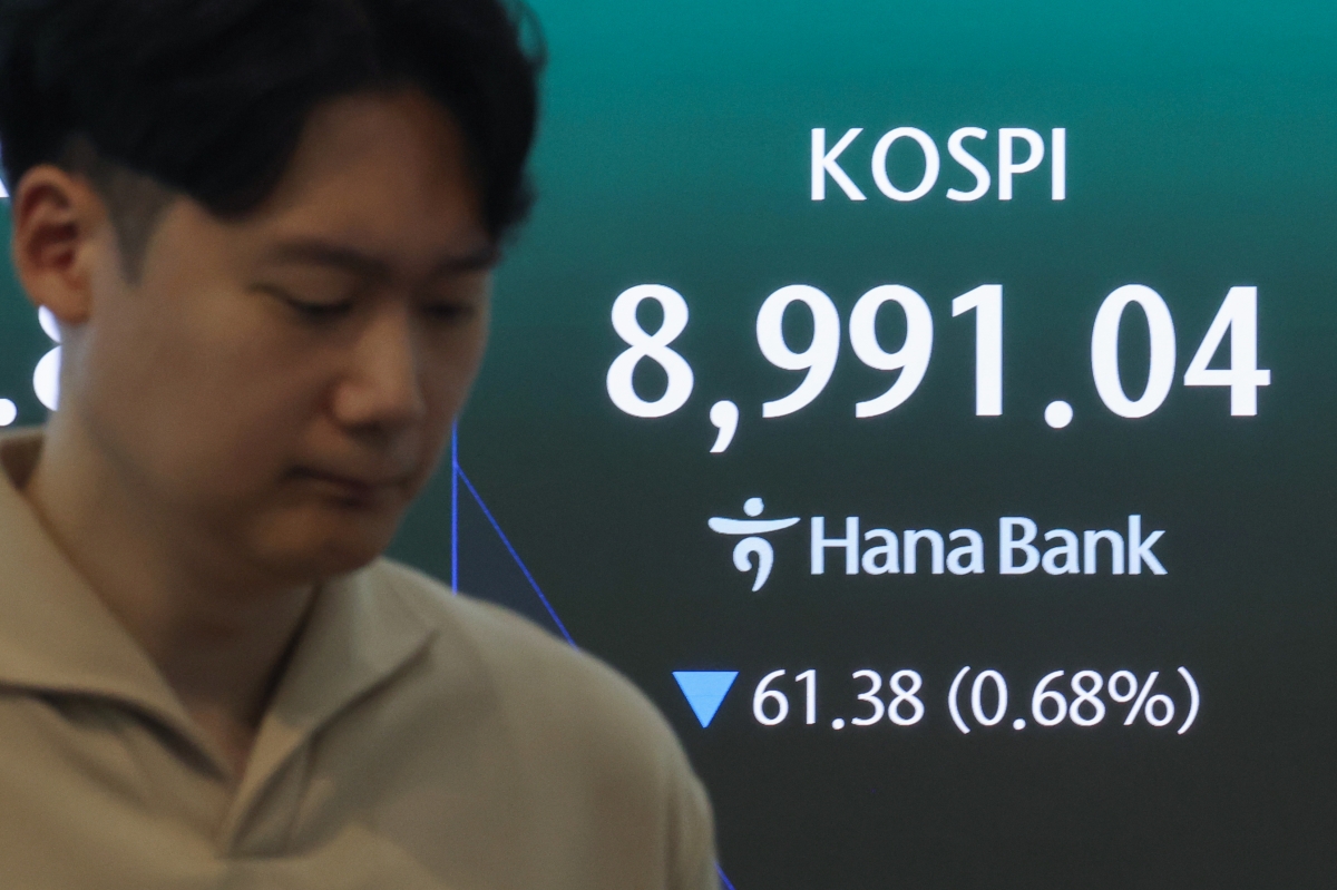 코스피, 1% 하락하며 8,900대 출발