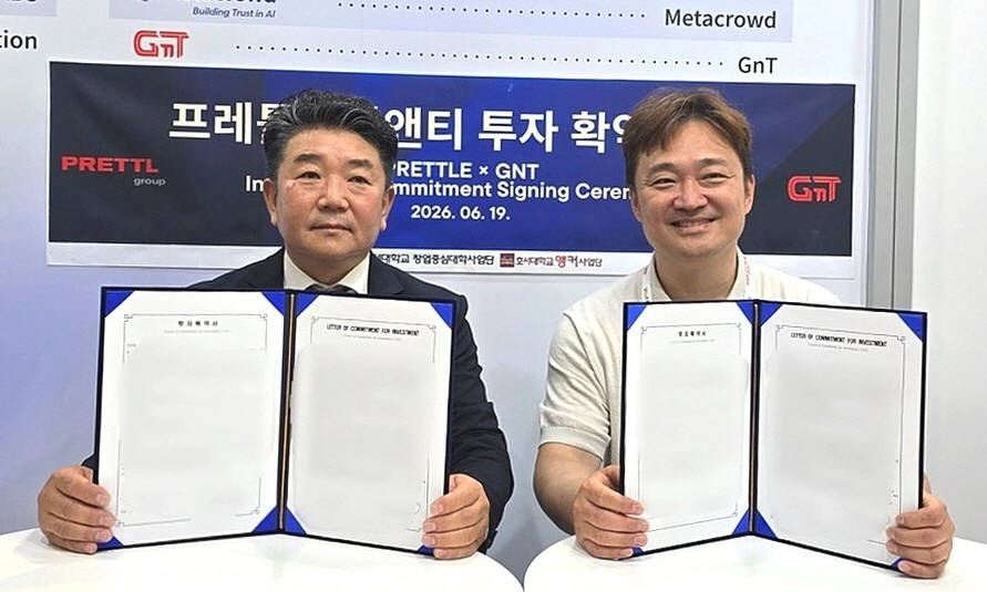 지앤티 손일수 대표(왼쪽)가 프랑스 파리에서 열린 ‘비바 테크놀로지 2026’에서 투자확약서를 들고 기념촬영을 하고 있다. 호서대 제공