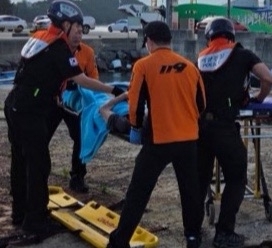 지난 21일 오후 6시쯤 진도군 조도에서 주민 A(80대·남)씨가 자택에서 뇌경색 증세를 보이며 고열로 거동하지 못해 목포해양경찰에 의해 긴급 이송되고 있다. (목포해경 제공)