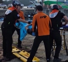지난 21일 오후 6시쯤 진도군 조도에서 주민 A(80대·남)씨가 자택에서 뇌경색 증세를 보이며 고열로 거동하지 못해 목포해양경찰에 의해 긴급 이송되고 있다. (목포해경 제공)
