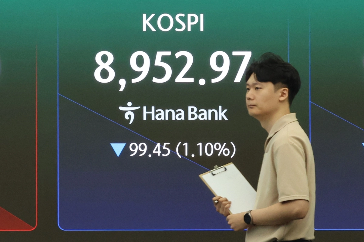 코스피, 1% 하락하며 8,900대 출발
