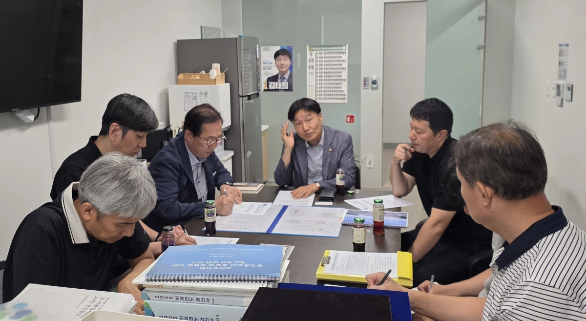 ▲ 김태희 의원이 도청 건축시설과 및 정원산업과 관계자들과 경기지방정원 방문자센터·정원지원센터 신축공사 추진현황을 점검하고 있다. (사진=경기도의회)