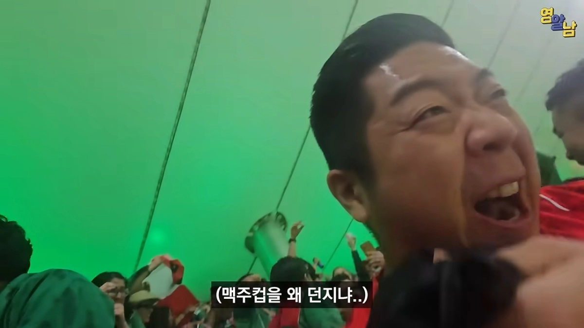 2026 국제축구연맹(FIFA) 북중미 월드컵 A조 2차전 한국과 멕시코 경기를 관람한 유튜버 ‘영알남’. 유튜브 ‘영알남’ 캡처