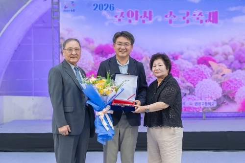 오승록(가운데) 서울 노원구청장이 지난 21일 초안산 수국동산 축제에서 월계2동 주민의 감사패를 받고 있다.  노원구 제공