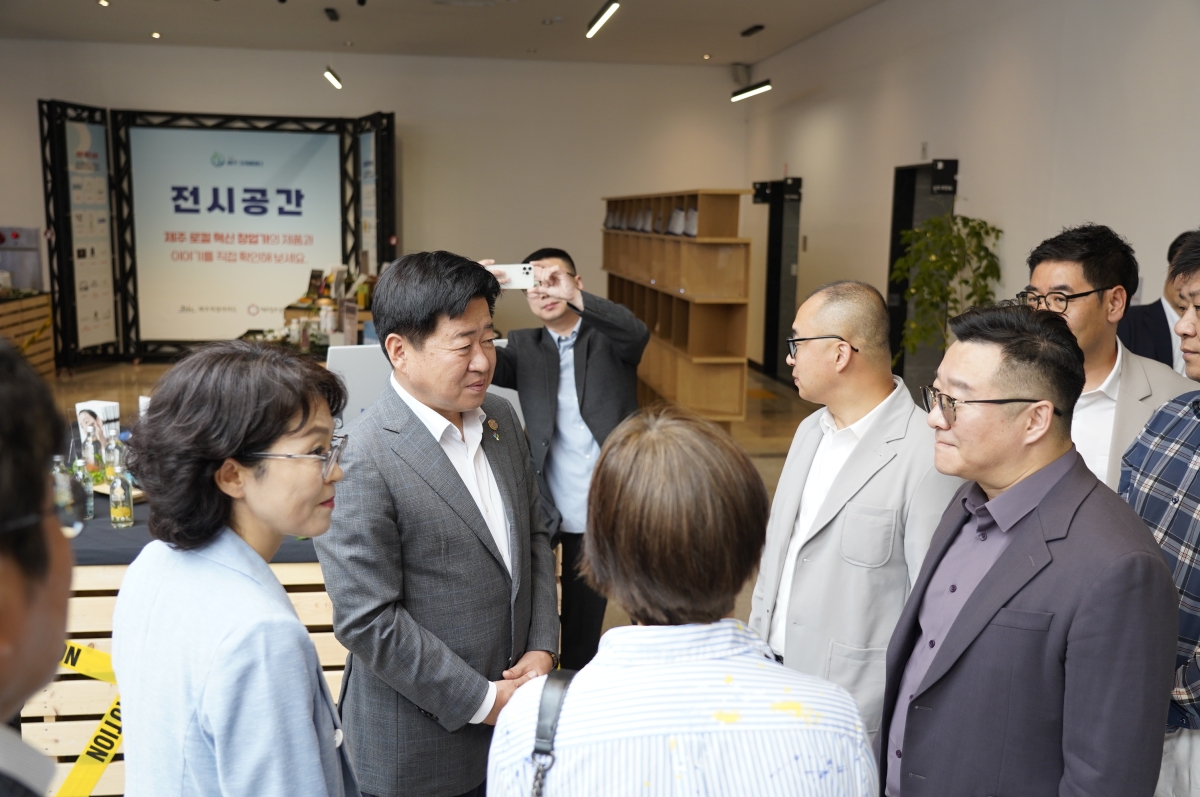 지난 16~17일 제주콘텐츠진흥원 비인(Be IN) 공연장에서 열린 ‘2026 THE 제주크리에이터’ 공개 오디션 현장에서 오영훈 제주지사와 중국 오야백화점 관계자들이 만나 담소를 나누고 있다. 제주도 제공