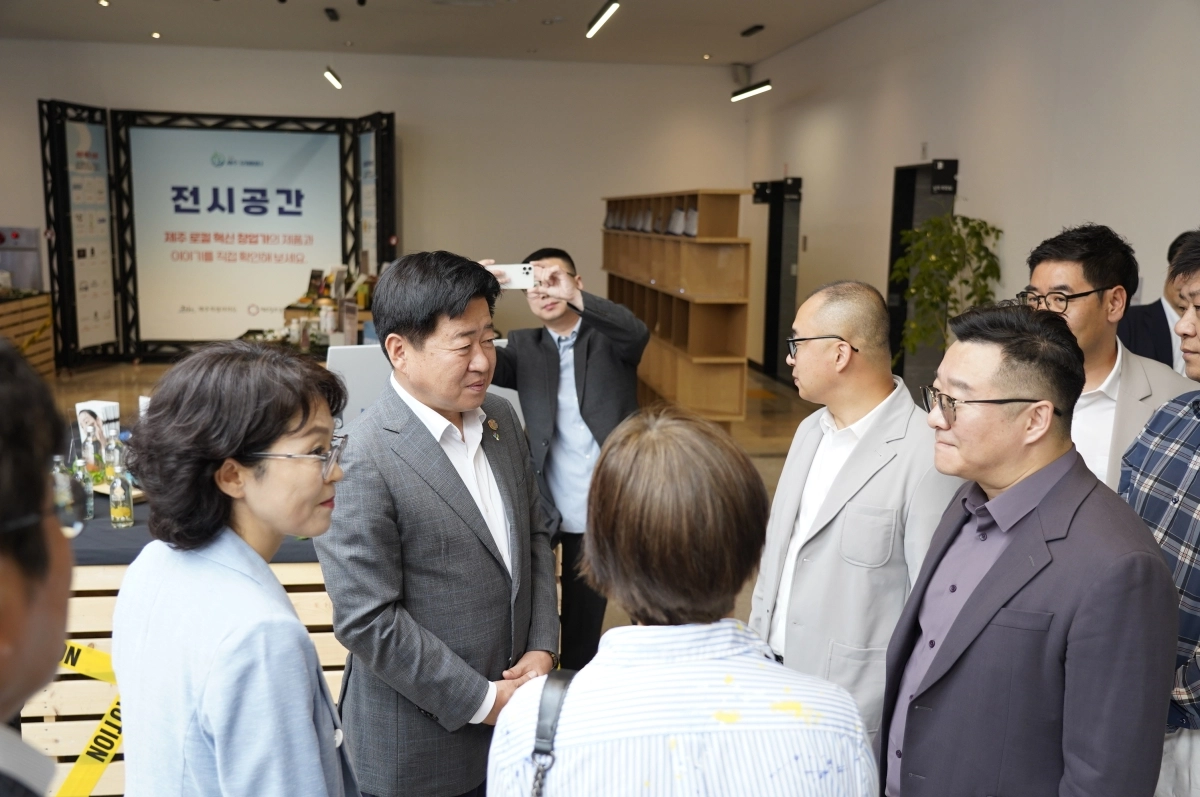 지난 16~17일 제주콘텐츠진흥원 비인(Be IN) 공연장에서 열린 ‘2026 THE 제주크리에이터’ 공개 오디션 현장에서 오영훈 제주지사와 중국 오야백화점 관계자들이 만나 담소를 나누고 있다. 제주도 제공