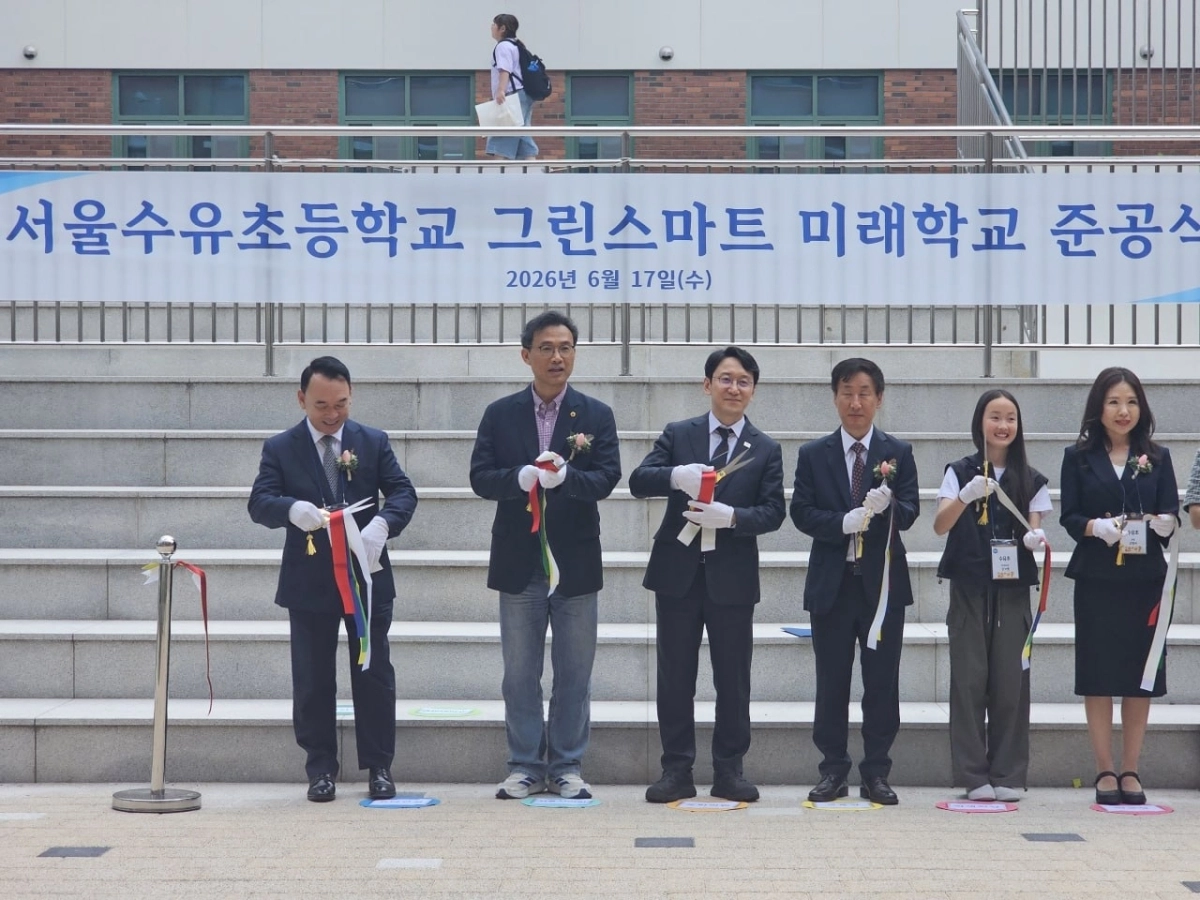 지난 17일 서울수유초등학교 체육관에서 열린 ‘그린스마트미래학교’ 준공식에 참석한 이상훈 의원(왼쪽에서 두 번째). 서울시의회 제공
