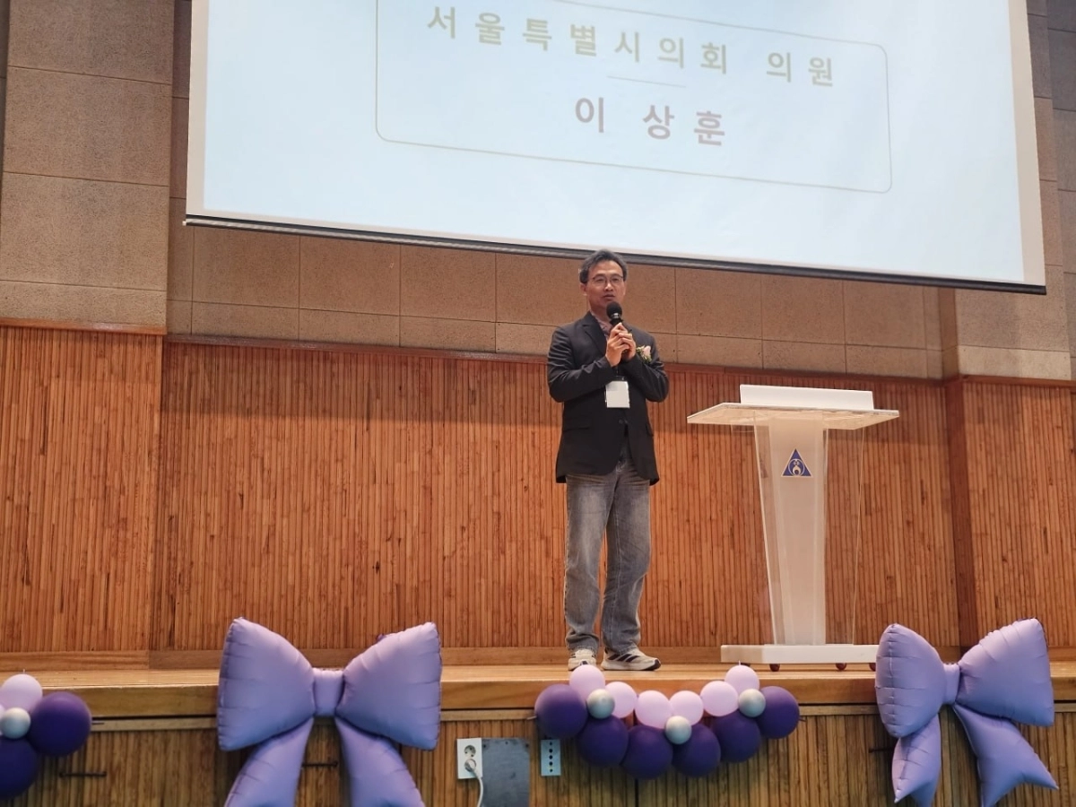 지난 17일 서울수유초등학교 체육관에서 열린 ‘그린스마트미래학교’ 준공식에 참석해 축사하는 이상훈 의원. 서울시의회 제공