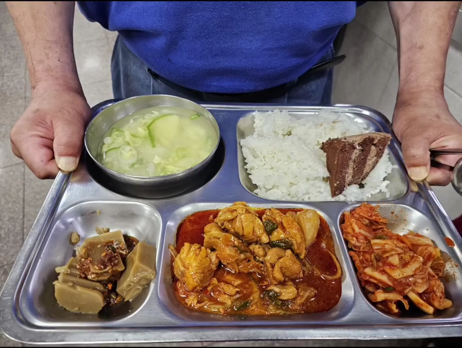 노숙인과 어려운 청소년을 위한 무료급식 과정에서 밥 위에 케이크를 얹어 줬다는 이유로 무작정 조롱과 비난을 일삼은 누리꾼들이 눈살을 찌푸리게 하고 있다. 김하종 신부 인스타그램