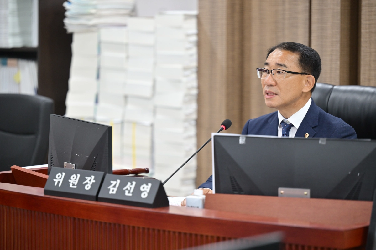 ▲ 김선영 경기도의회 예산결산특별위원회 부위원장이 제391회 정례회 결산 심사에서 경기도청 건설국과 교통국을 상대로 광주시 교통 현안 조속 해결을 촉구하고 있다. (사진=경기도의회)