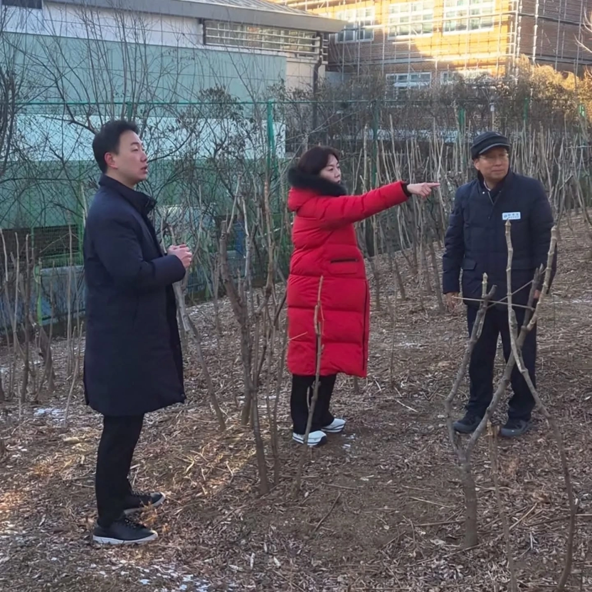박성연 시의원이 지난 1월 김경호 광진구청장, 신진호 광진구의원 등과 함께 양진중학교 운동장 확보를 위한 광장동 생활체육시설 조성 예정 부지를 점검하고 있다. 서울시의회 제공