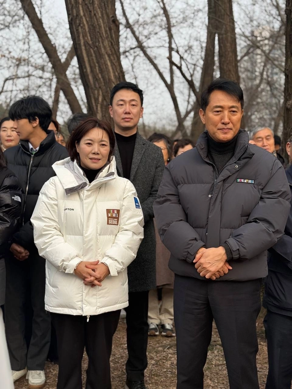 박성연 시의원과 오세훈 서울시장, 신진호 광진구의원, 주민들이 지난 2월 광장동 생활체육시설 조성 예정 부지를 방문해 현장을 점검하고 있다. 서울시의회 제공