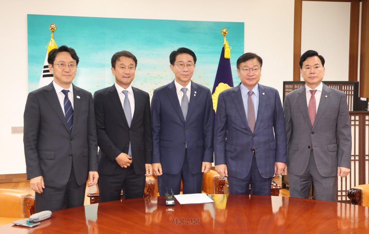 조정식(가운데) 국회의장이 22일 여야 원내지도부와 22대 국회 후반기 원 구성 협상과 관련한 회동 전 기념촬영하고 있다. 왼쪽부터 천준호 더불어민주당 원내수석부대표, 한병도 민주당 원내대표, 조 의장, 정점식 국민의힘 원내대표, 김승수 국민의힘 원내수석부대표. 안주영 전문기자