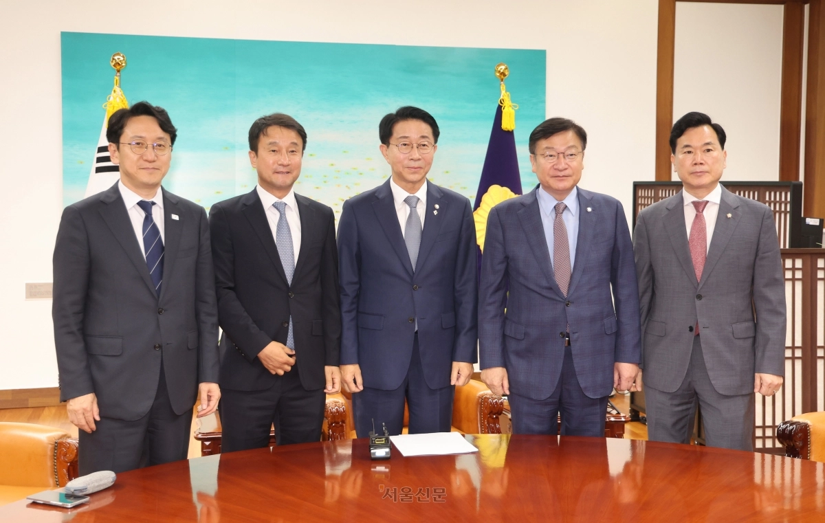 조정식(가운데) 국회의장이 22일 여야 원내지도부와 22대 국회 후반기 원 구성 협상과 관련한 회동 전 기념촬영하고 있다. 왼쪽부터 천준호 더불어민주당 원내수석부대표, 한병도 민주당 원내대표, 조 의장, 정점식 국민의힘 원내대표, 김승수 국민의힘 원내수석부대표. 안주영 전문기자