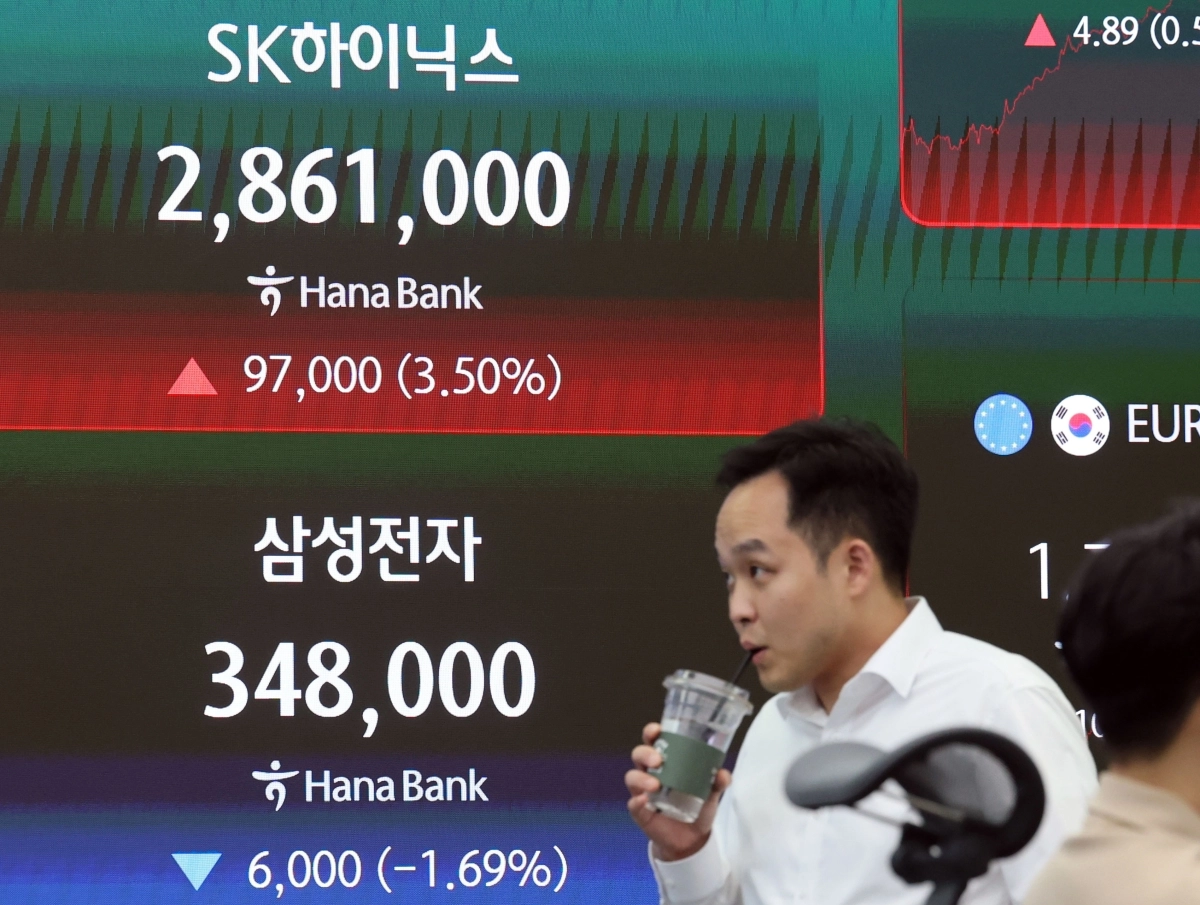 SK하이닉스, 삼전 제치고 코스피 시총 1위…25년만 대장주 교체