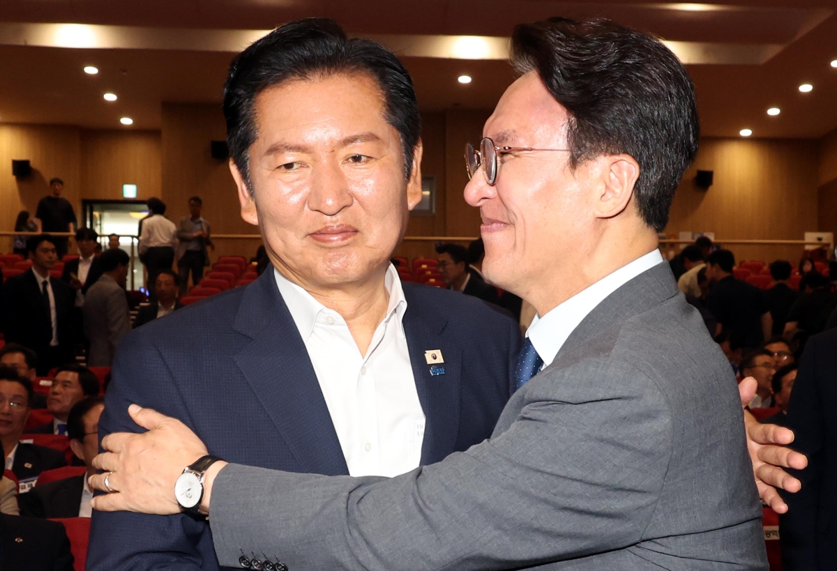 김민석 국무총리와 정청래 더불어민주당 대표가 지난 21일 오후 서울 여의도 국회 의원회관 대회의실에서 열린 2026 6.3지방선거 단체장 당선자 워크숍에서 포옹 인사를 하고 있다. 2026.06.21. 뉴시스