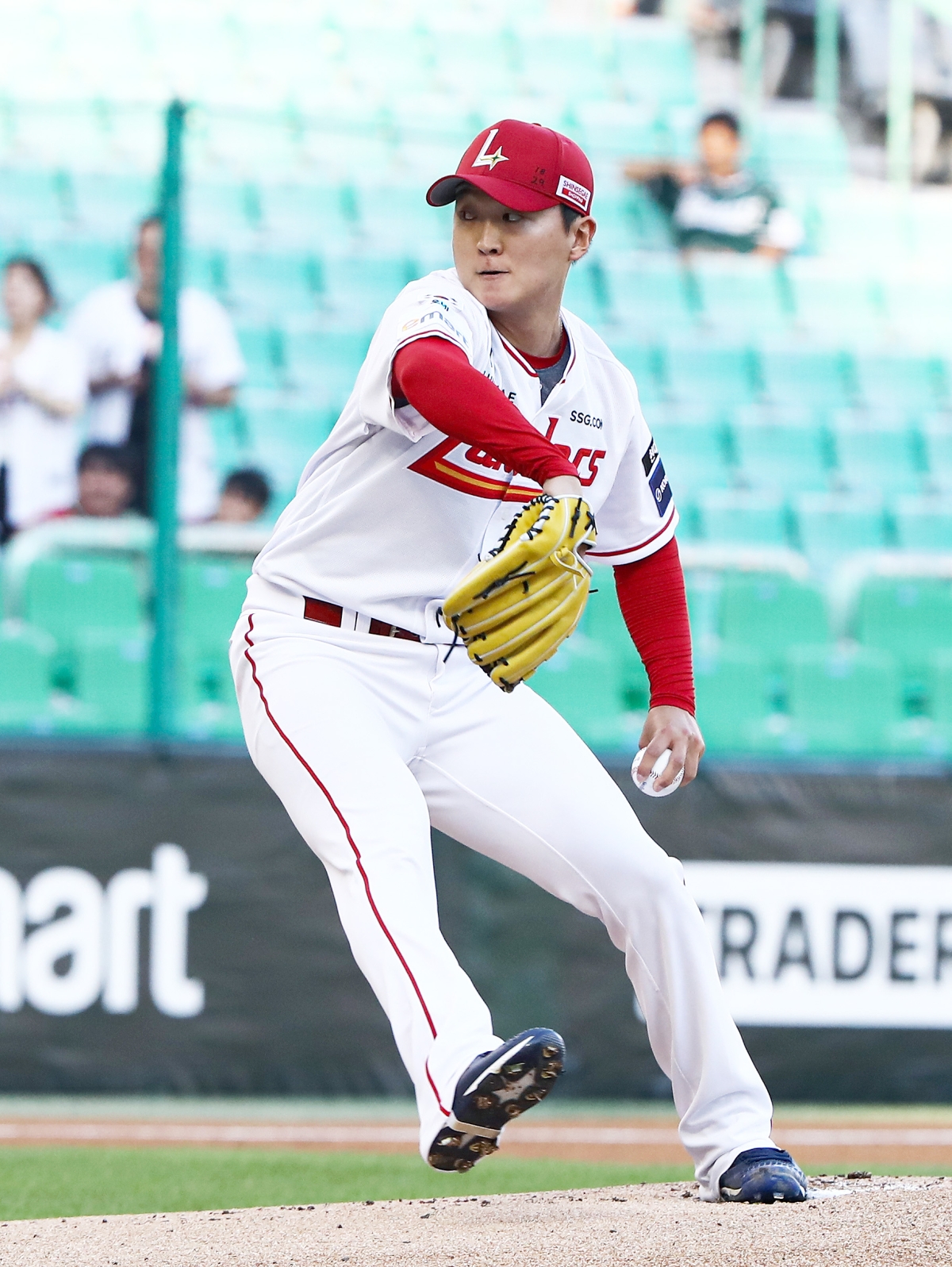 SSG 김건우가 지난 5일 KT와의 홈경기에 선발 등판해 힘차게 볼을 뿌리고 있다.            SSG 랜더스 제공
