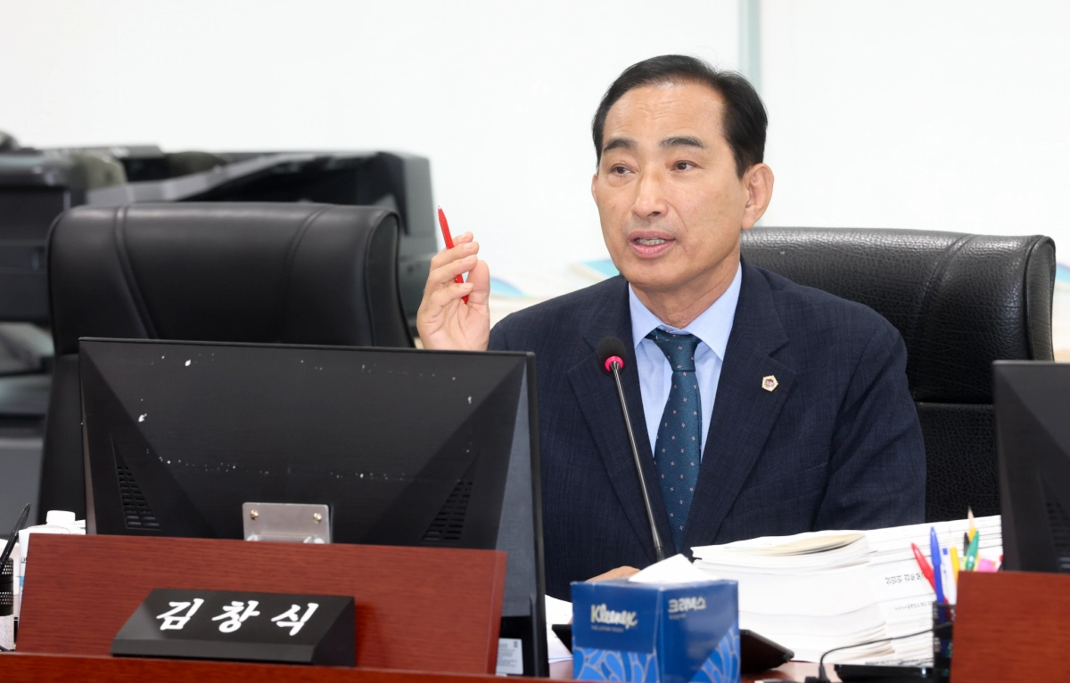 ▲ 김창식 의원이 제391회 정례회 결산 심사에서 경기도청 기후환경에너지국을 상대로 성과 중심의 예산 집행 체계 마련을 촉구하고 있다. (사진=경기도의회)